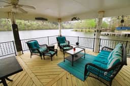 Jax's Lake House - Image 2