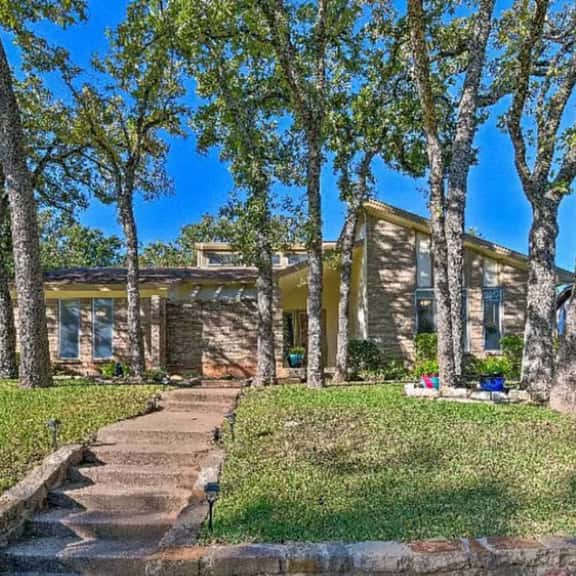 3 Bedroom with a Pool - Image 1