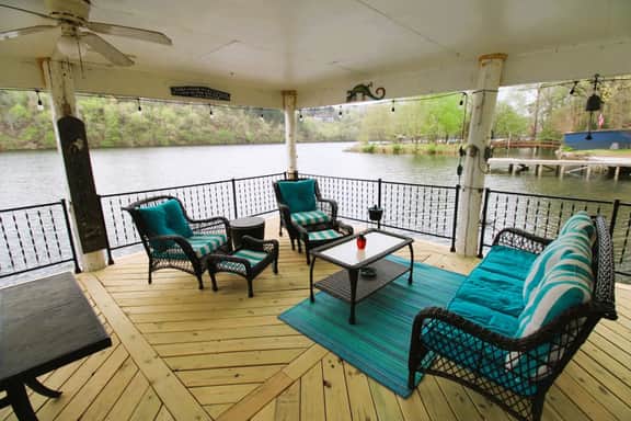 Jax's Lake House - Image 2