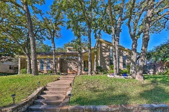 3 Bedroom with a Pool - Image 1