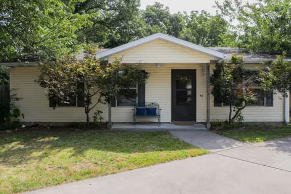 Cozy Corner Cottage - Image 1