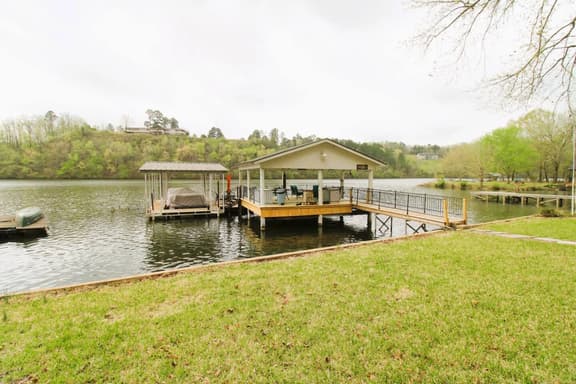 Jax's Lake House - Image 1